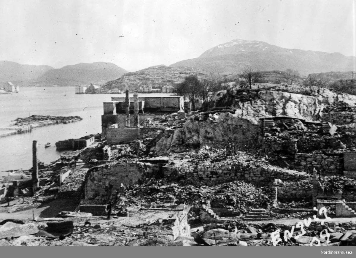 Kristiansund: Knudtzonholmen til venstre. Ødeleggelser etter tysk bombing i Vågen, på Kirkelandet.  1940.  Fra Nordmøre Museum sin fotosamling.