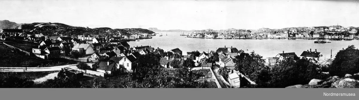 Panoramabilde fra Nordlandet i Kristiansund, hvor vi ser Innlandet på venstre side og Kirkelandet til høyre i bakgrunnen. Se også reg. nr. KMb-1985-022.0083 og KMb-1985-022.0001 for andre flotte panoramabilder. Fra Nordmøre Museums fotosamlinger. EFR2015
