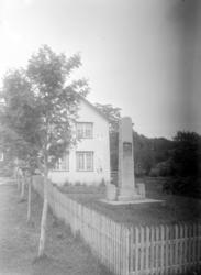 Bjørnsonbautaen på Nesset prestegård. Vet du noe om motivet,