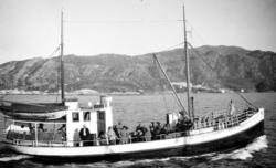 Foto av et fartøy i rutegående trafikk, hvor vi ser flere me