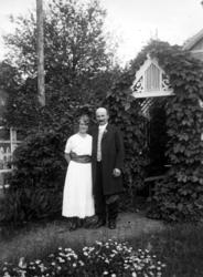 Foto av Georg Sverdrup, her sammen med en ung kvinne, kvinne