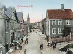 Foto med farge, fra Skolegata på Kirkelandet i Kristiansund.