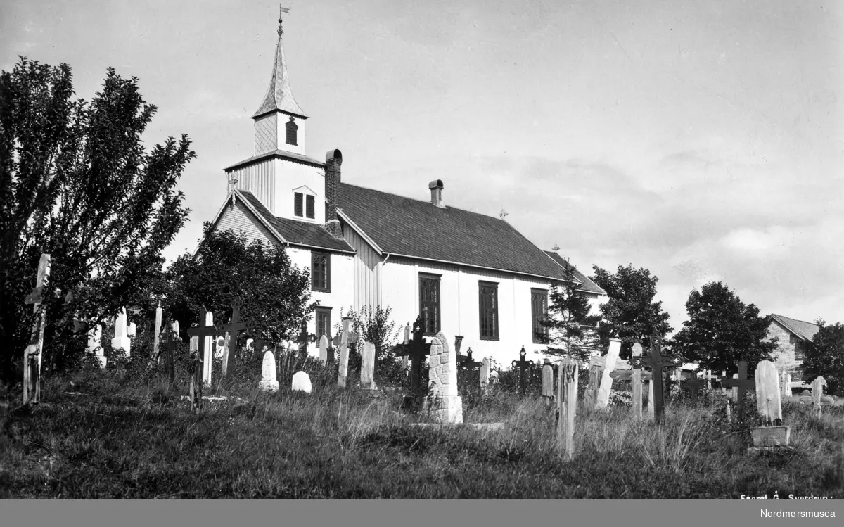 Postkort: 618 ";Nordmør, Eide kirke. Eneret G. Sverdrup."; Foto fra Eide kirke i Eide kommune. Datering er ikke sikker, men bildet er trolig fra perioden omkring 1934 til 1939. Fra Nordmøre Museums fotosamlinger. Reg: EFR
