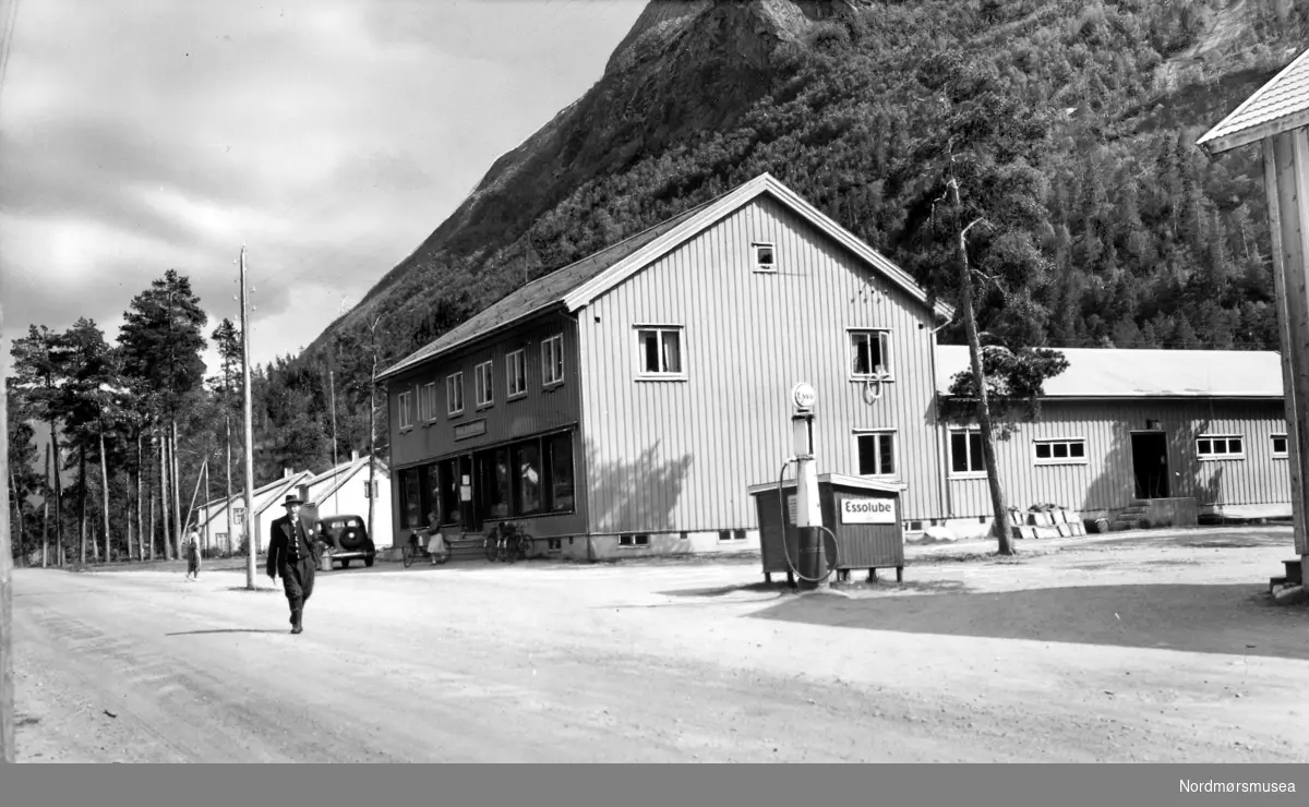 Dublett. Postkort med motiv fra Grøa Handelslag på Grøa, Sunndal kommune. Her finner vi også en bensinstasjon. Bildet er datert 1951. Fra Nordmøre Museums fotosamlinger. /Reg:EFR2013/
