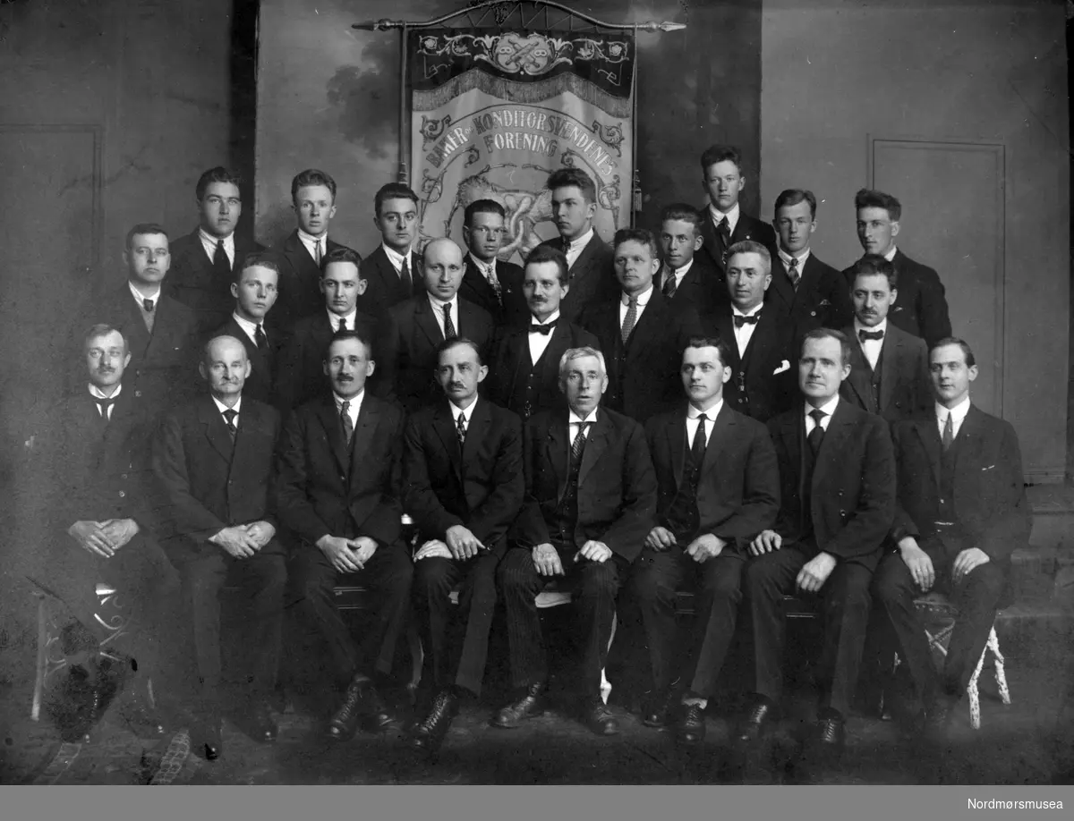 Baker- og konditorsvennenes forening i Kristiansund? ca 1920? Arbeidsfolk.  
 Fra Nordmøre Museum sin fotosamling.