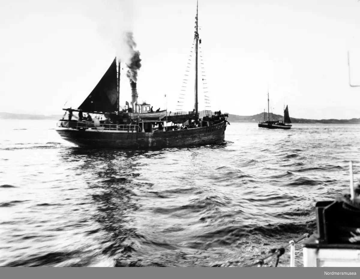 Foto nr. 25721 fra Anders Beer Wilses fotoarkiv, hvor vi ser tre fiskedampere ute på sjøen. Fotoet er fra perioden rundt 1910-1930. Fra Nordmøre Museums fotosamlinger.
