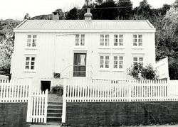 Foto av et bolighus i Kristiansund, ukjent hvor, men med gat