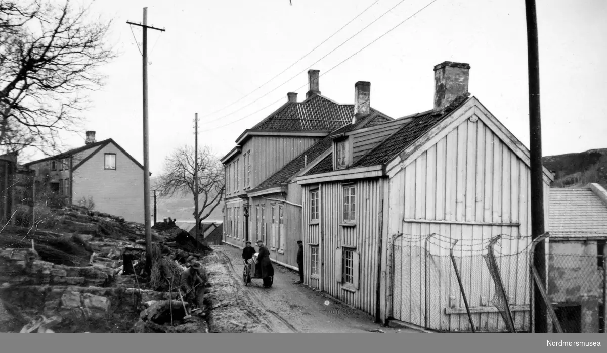 Fra Nergata på Nordlandet. Heyerdahl/Krog-eiendommen midt i bildet. Dette forsvant da Kristiansund ble bombet i aprildagene 1940.
 Fra Nordmøre Museums fotosamlinger.
