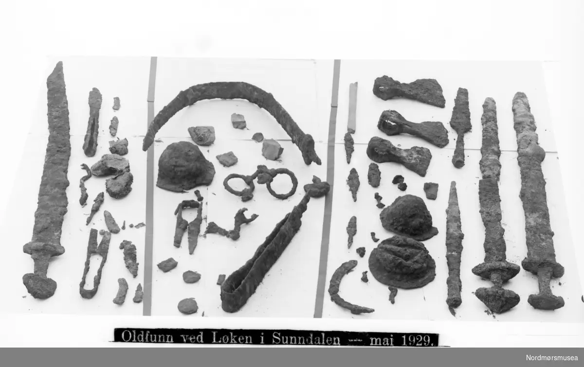 Dublett. Arkeologiske oldtidsfunn fra Løken i Sunndal kommune, mai 1929. Datering og fotograf av fotoet er ukjent, men kan være fra perioden rundt 1929 til 1945. Fra Nordmøre Museums fotosamlinger.
