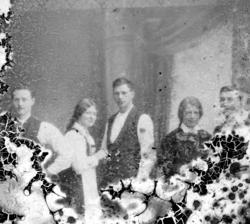 Sterkt skadet foto/negativ glassplate, trolig fra en teaterf