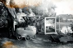 ";Rike(?) kjører meg i dukkevogna mi";. Foto av Haakon Hvedi