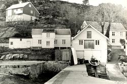 Bolighus, naust og molo i Sjursvika.
Kristiansunds historie 