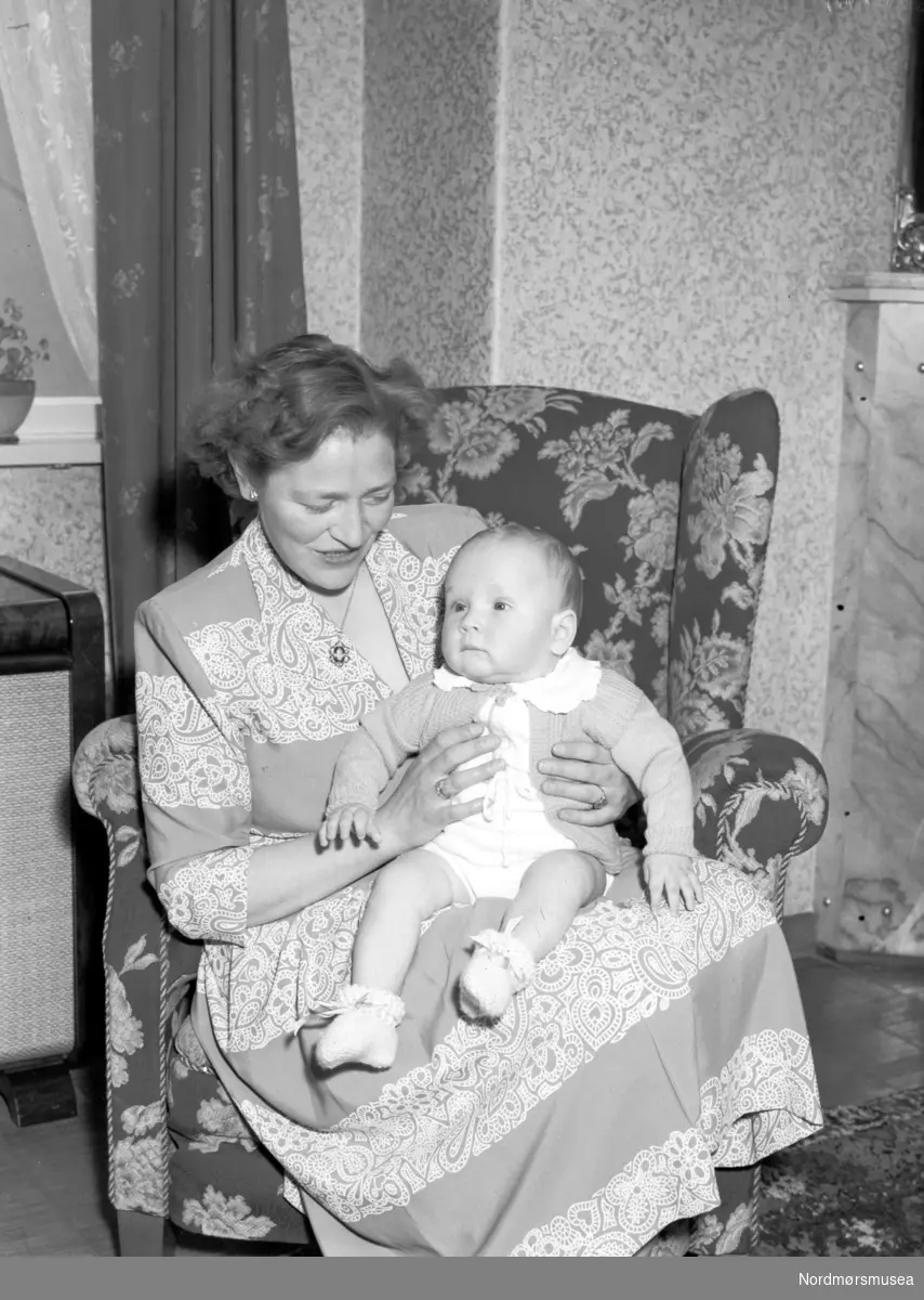 mor og barn hjemme, variant 4. hvem hadde jukse-peishylle? Fra Nordmøre Museum sin fotosamling, Williamsarkivet.
