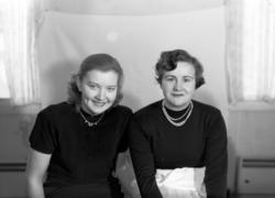 Foto av to kvinner på et høstkurs ved Husmorskolen per 1952.