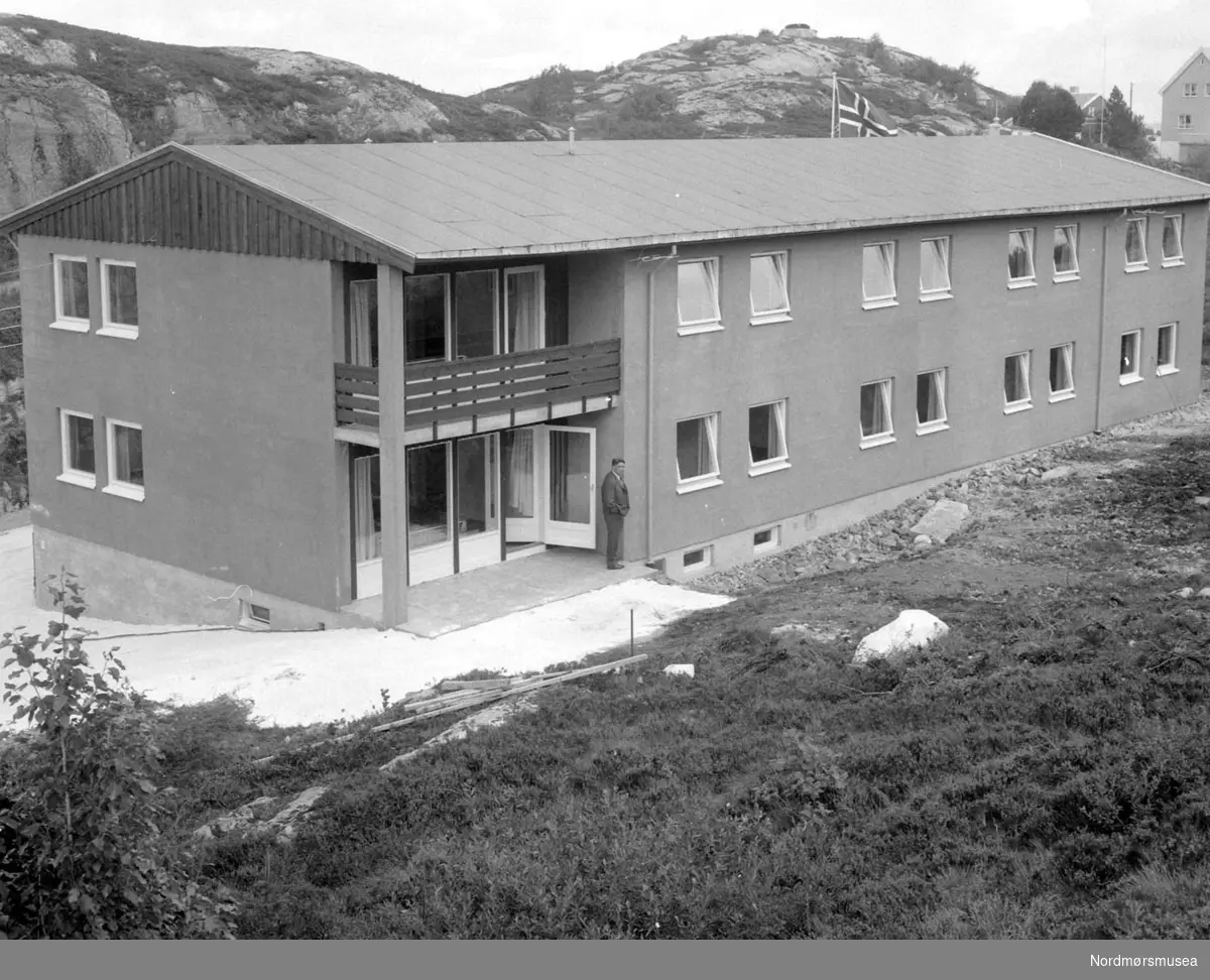 Fotoet viser trolig fra innvielsen av et nytt hybelhus. Sannsynligvis fotografert august 1969. Bildet kommer fra negativarkivet etter Romsdalsposten. Fra Nordmøre Museums fotosamlinger.
