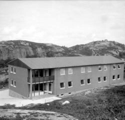 Fotoet viser trolig fra innvielsen av et nytt hybelhus. Sann