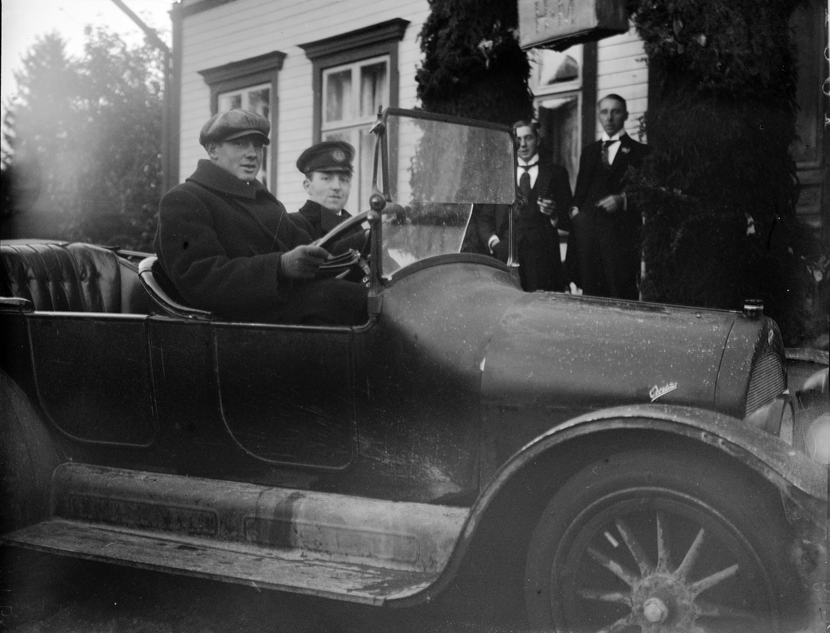 "Bilen från Ekeborg Frösthult" - Helmy Andersons och Magnus Johansons bröllop i Fröslunda, Altuna socken, Uppland 1919