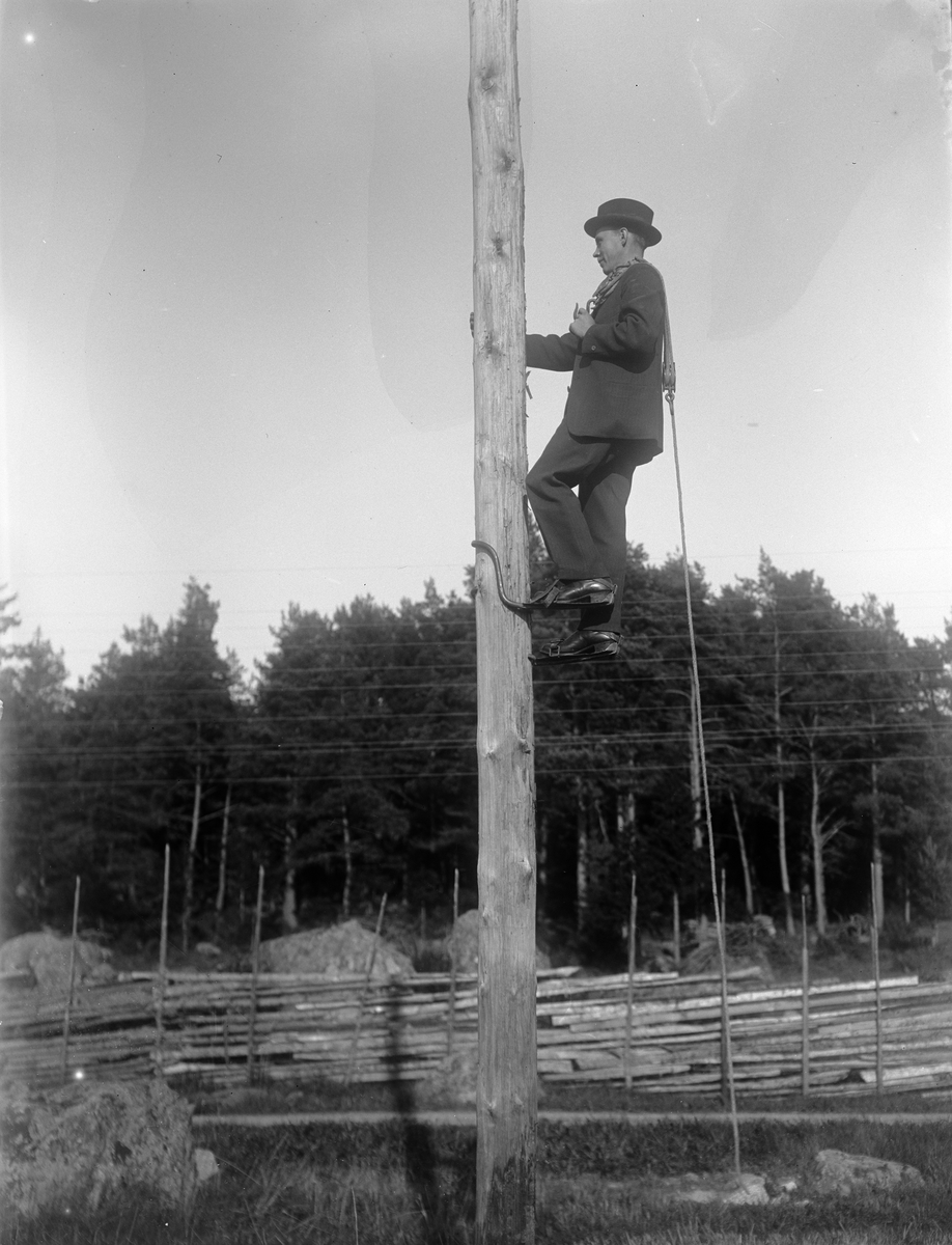 "Montör V. Larson Brunsta i stolpen", Österunda socken, Uppland 1920