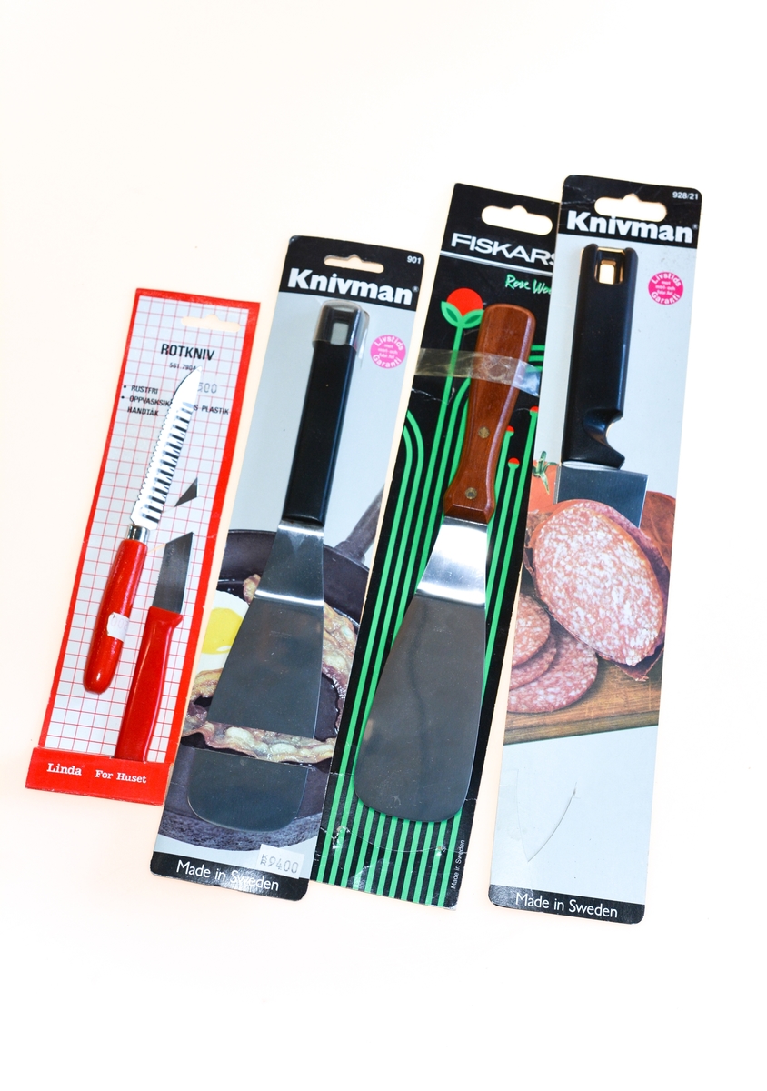 Fire kjøkkenredskaper i emballasje: Rotkniver "Linda", stekespade "Knivman", stekespade med trehandtak "Fiskars" og kjøkkenkniv "Knivman".