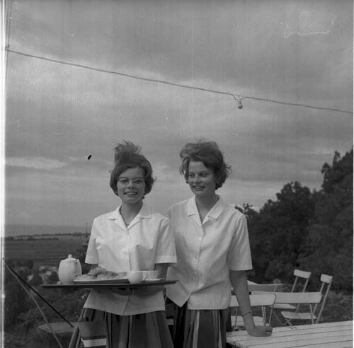 Annika och Monika Adolfsson vid Kaffestugan på Grännaberget år 1962.