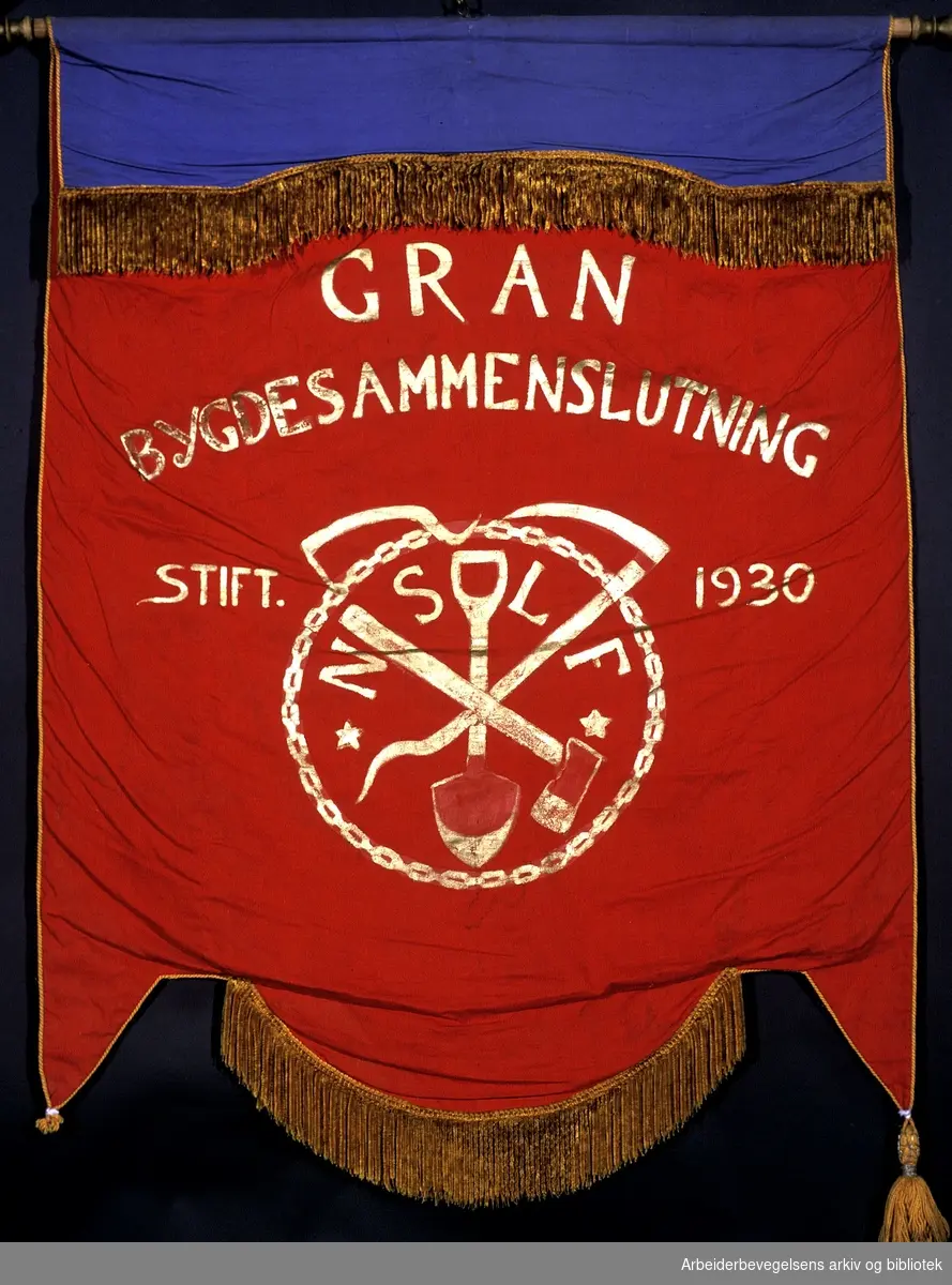 Gran bygdesammenslutning.Stiftet 1930..Forside..Fanetekst: Gran Bygdesammenslutning. Stift. 1930..