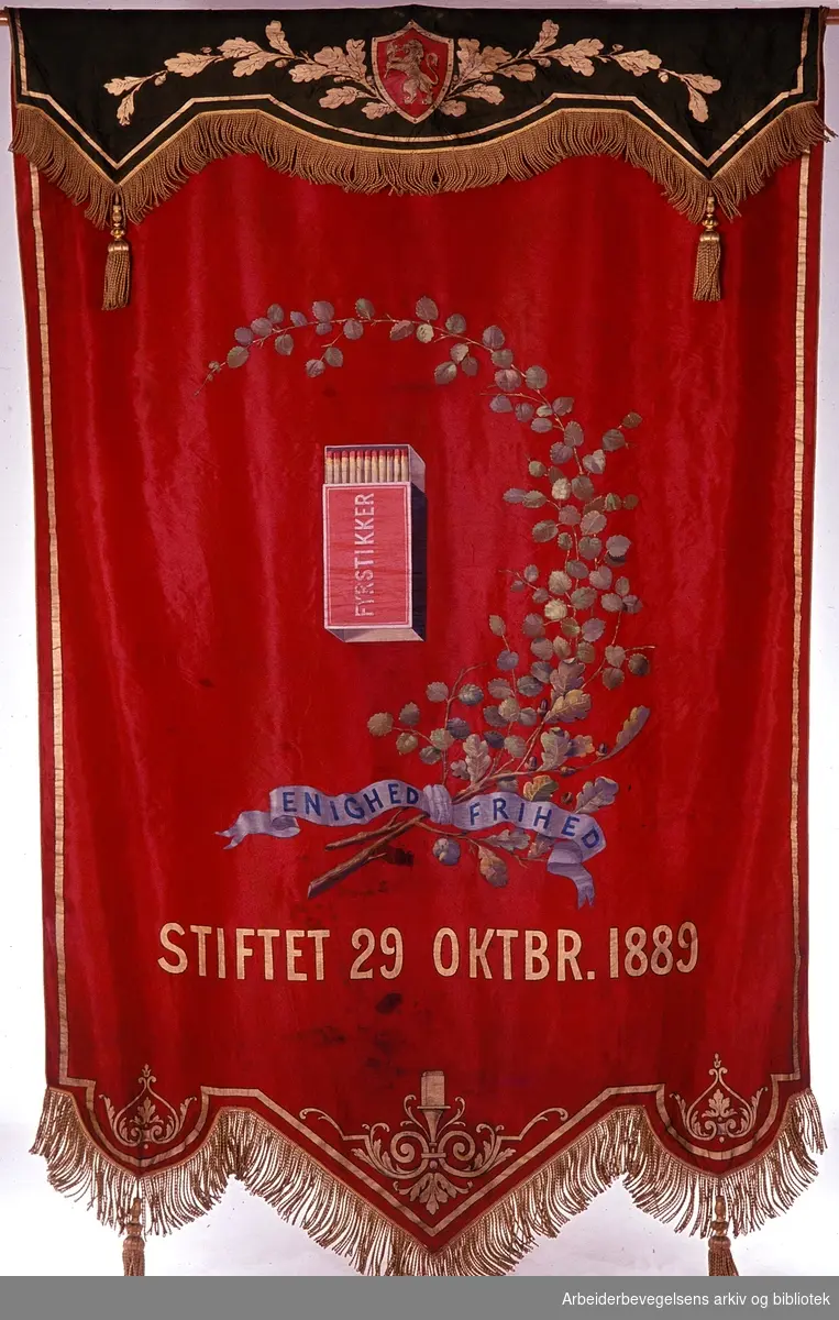 Fyrstikarbeidernes forening.Stiftet 29. oktober 1889..Bakside..Fanetekst: Enighed Frihed Stiftet 29. oktobr 1889.