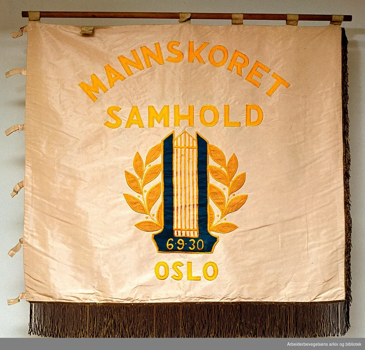 Mannskoret samhold, Oslo..Forside..Fanetekst: Mannskoret Samhold Oslo 6.9.30..