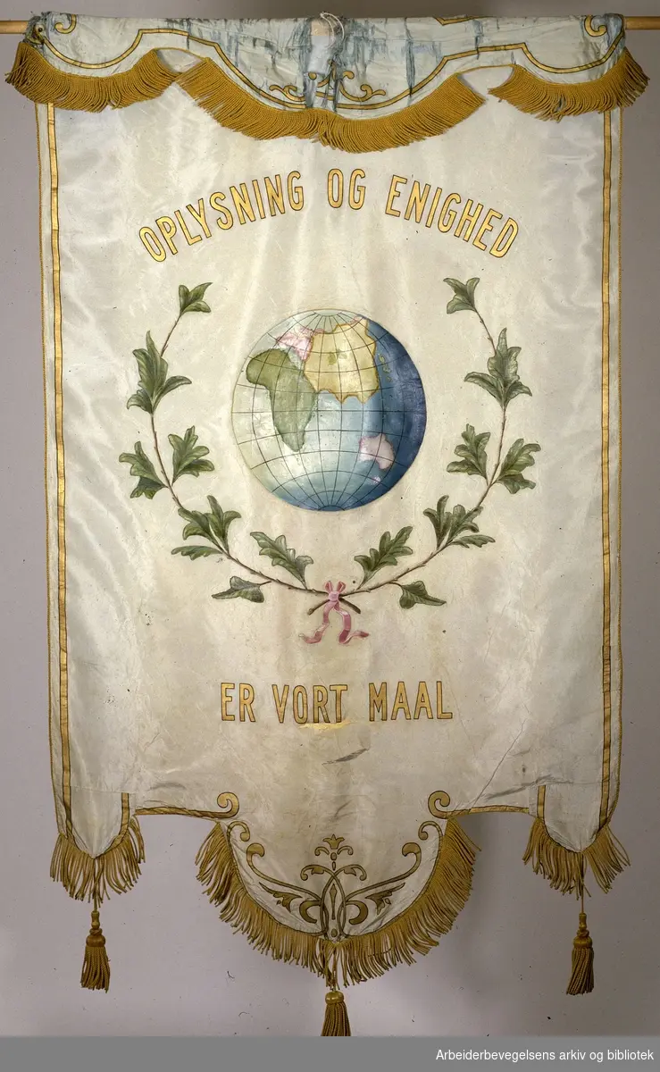 Avisbudenes forening, Oslo.Stiftet 30. desember 1897..Bakside..Fanetekst: Oplysning og enighed er vort maal..