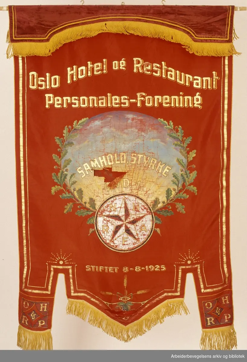Oslo hotel- og restaurantpersonales forening.Stiftet 8. august 1925..Forside..Fanetekst: Oslo Hotel og Restaurant Personales-Forening.Samhold Styrke.Avd. 1 .NHRAF.Stiftet 8 - 8 - 1925..