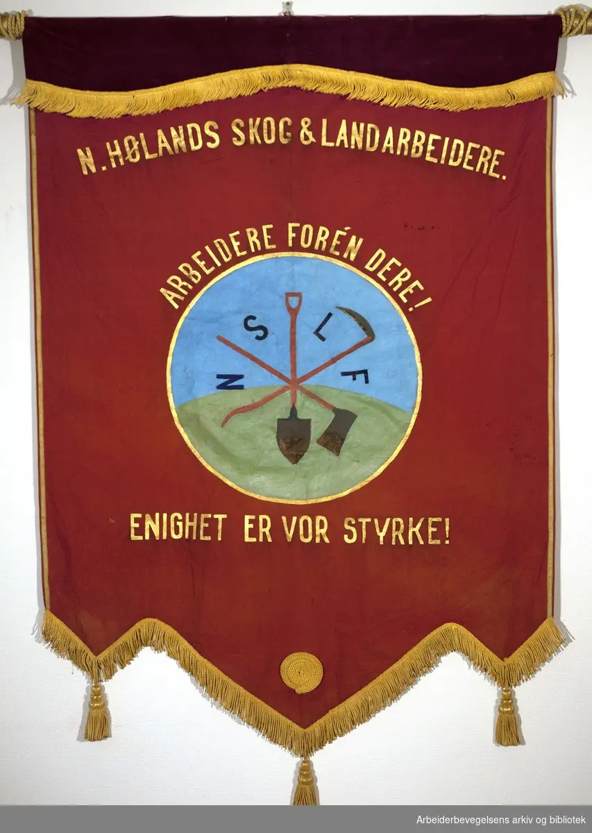 N. Hølands skog og landarbeiderforening..Forside..Fanetekst:.N. Hølands Skog & Landarbeidere.Arbeidere foren dere!.Enighet er vår styrke!.