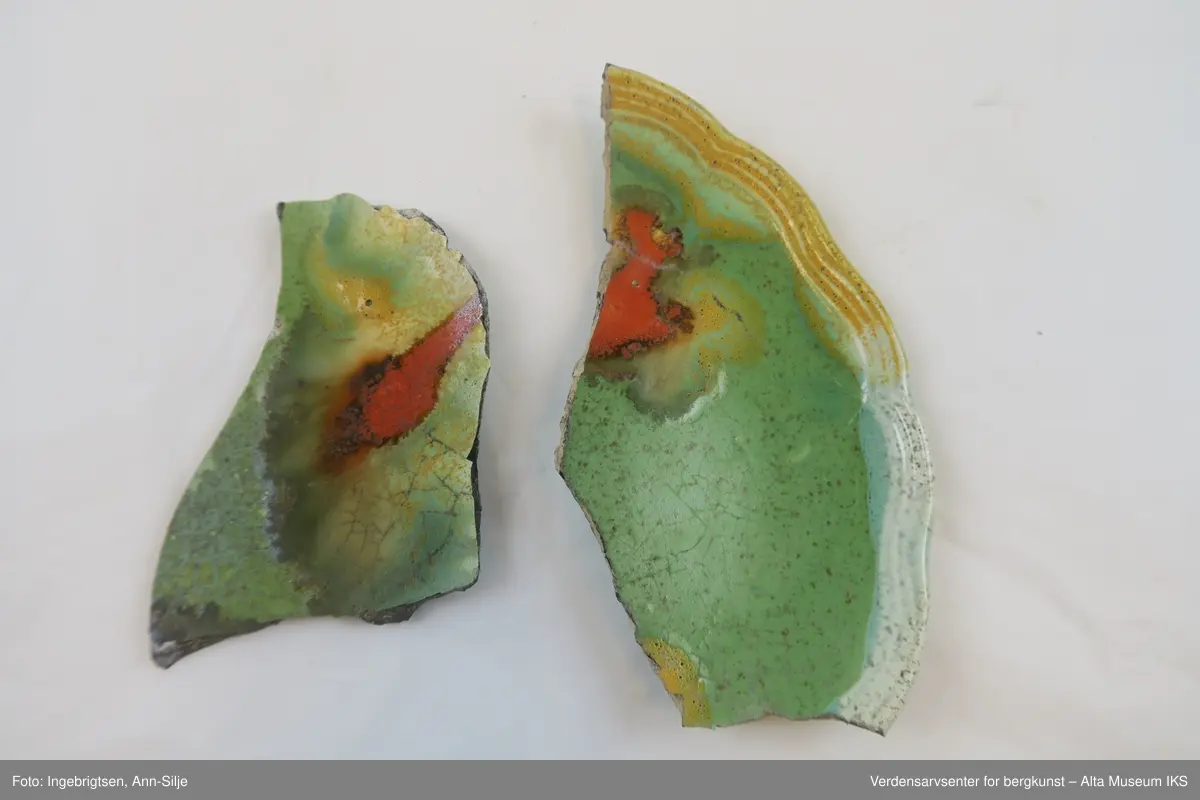 Form: Rundt med bølget kant. Tallerkenen er delt i to, og består av to skår.