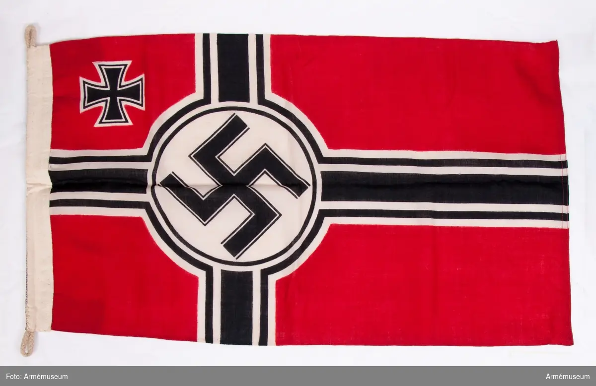 Nazistflagga med hakkorssymbol.
