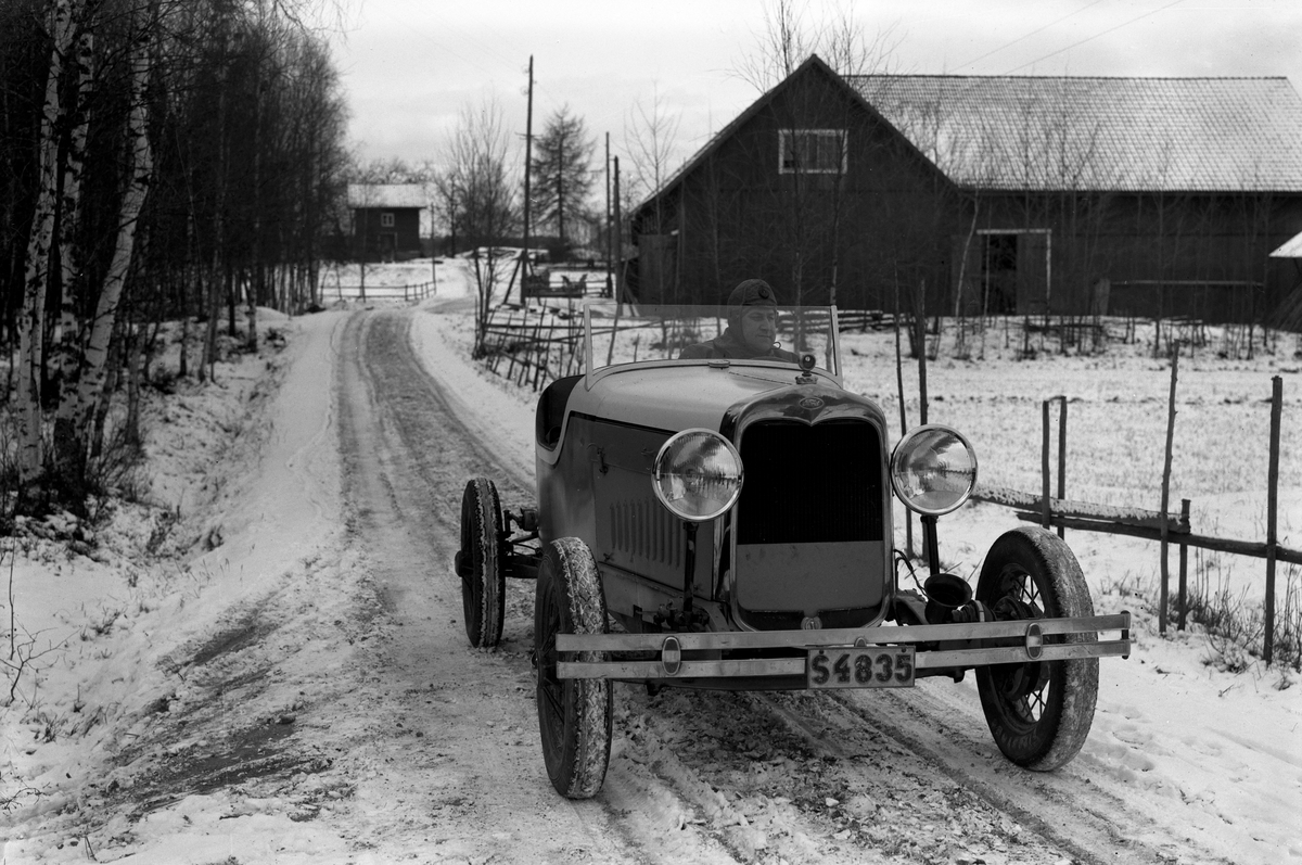 Motorsportprofilen Thure Johansson från Filipstad gör landsbygden osäker i sin ombyggda A-Ford av modell 1930, några år senare.