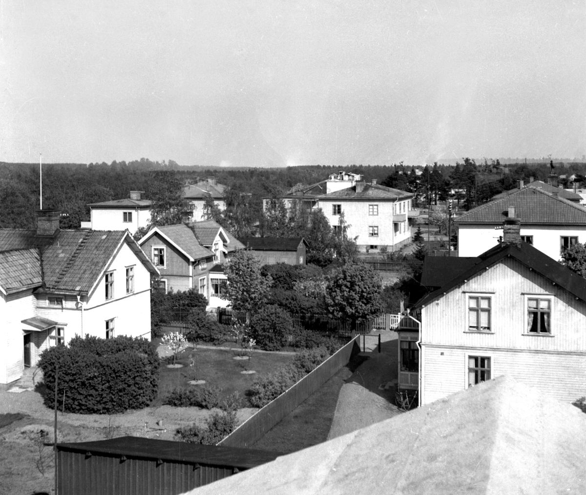 Bild tagen en majdag i Karlstad året 1949. På bilden syns fastigheter mellan Föreningsgatan och Torparegatan på Tormestad.