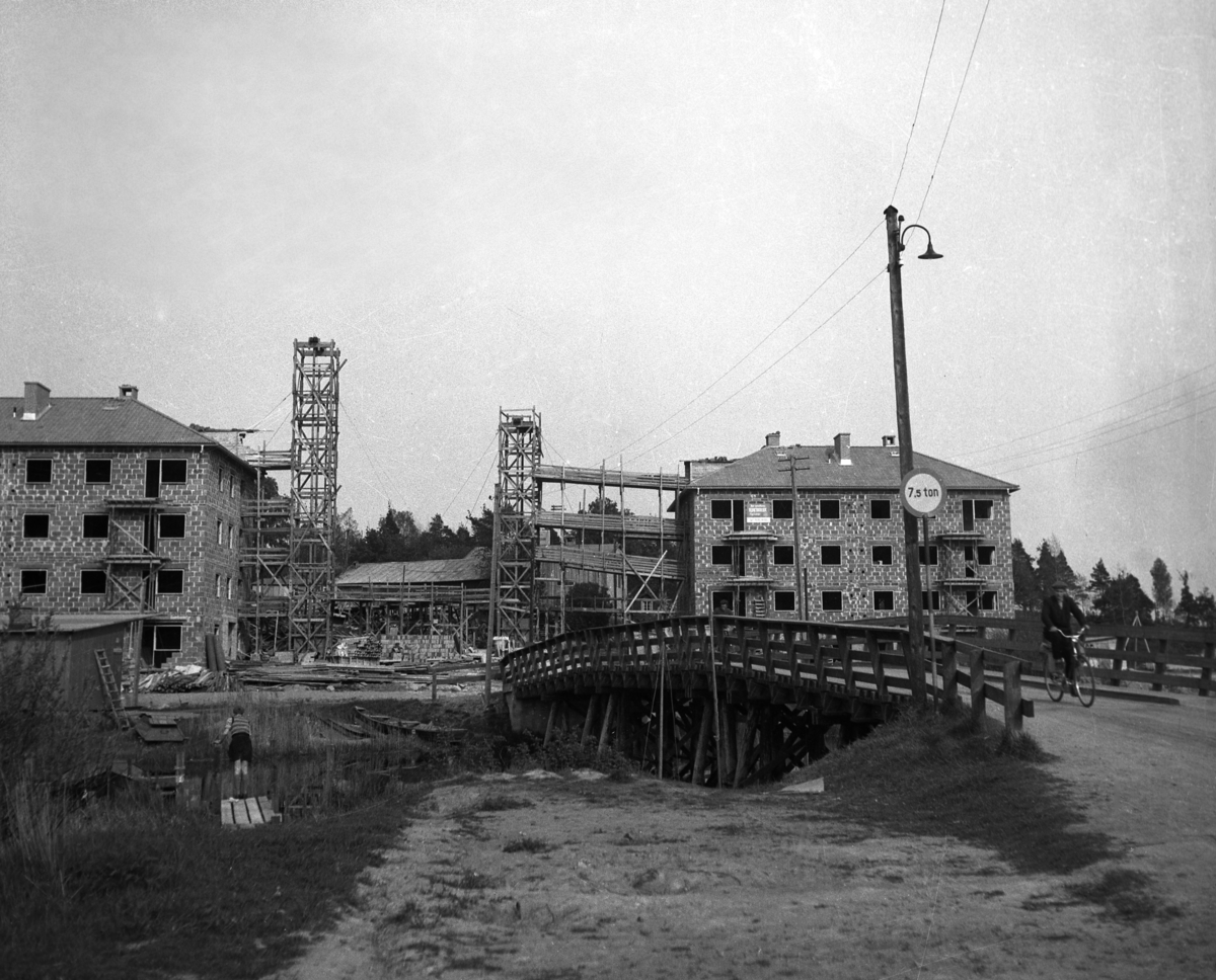 Byggnation för KMV:s räkning längs Engholmsgatan år 1949. Utförlig information finns i kommentarsfältet.