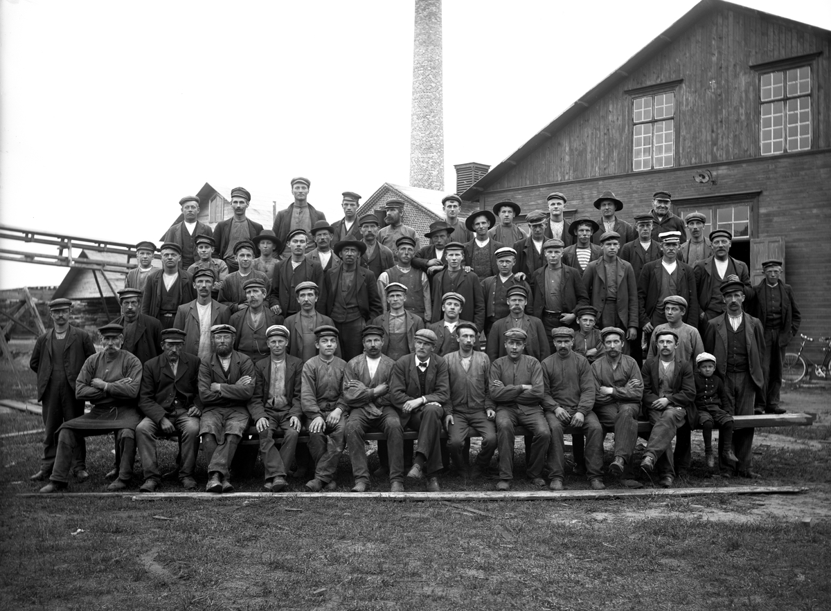 Gruppbild på arbetsstyrkan vid AB Träexport tagen runt år 1920. Troligen är företaget lika med Orrholmens sågverk.