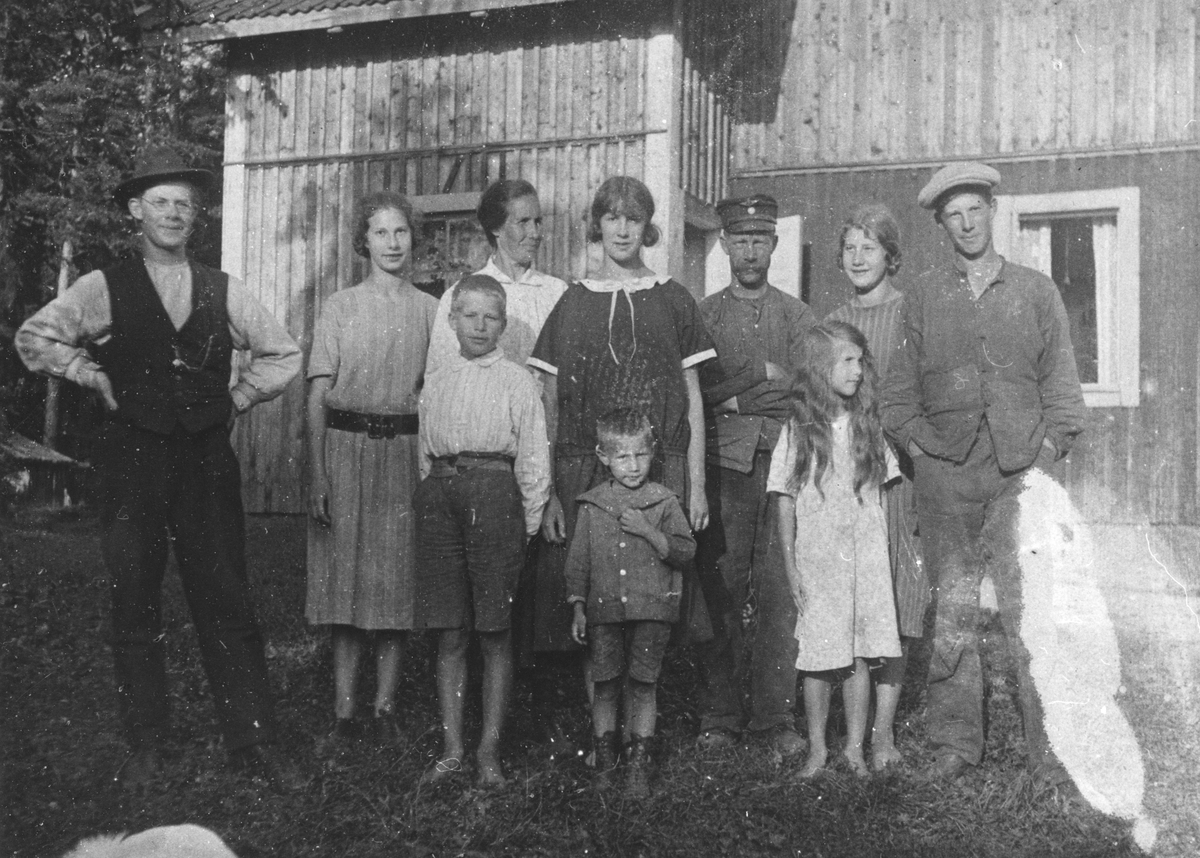 Banvakt Johansson i Groland, Hybo, från vänster: Lars f. 1907, Selma f ...