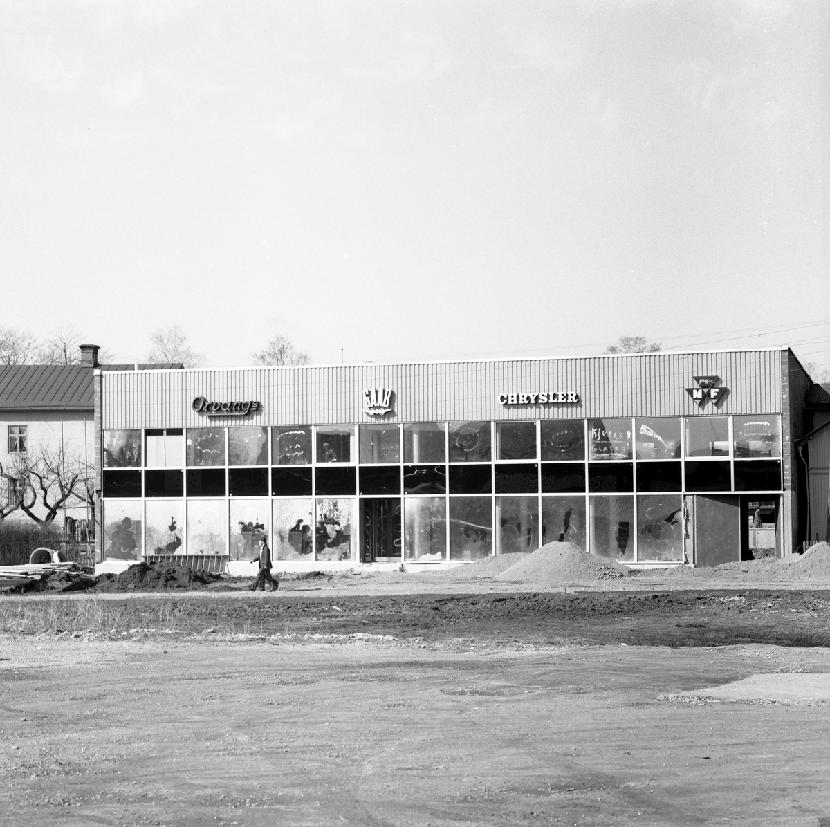 Orvangs Bil AB i Arvika bygger nytt på Palmviksgatan 11 1962.