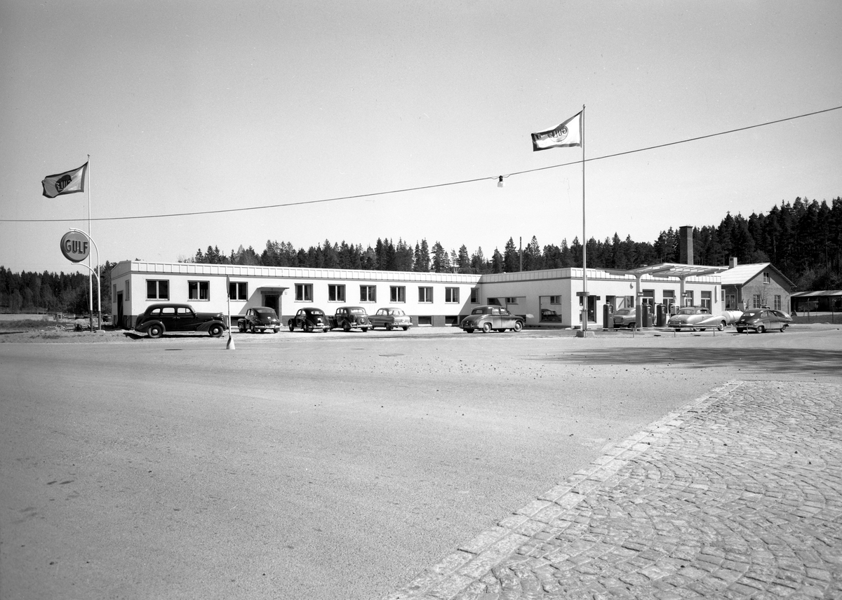 En Gulfmack i korsningen Karlstadsvägen–Parkgatan i Arvika fotograferades 56-05-30. Se ytterligare info i kommentarsfältet.