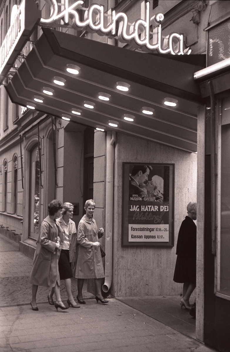 På fotografisk vandring med Bertil Ludvigsson i 1960-talet. Kommentera gärna om du vet något om bilden.