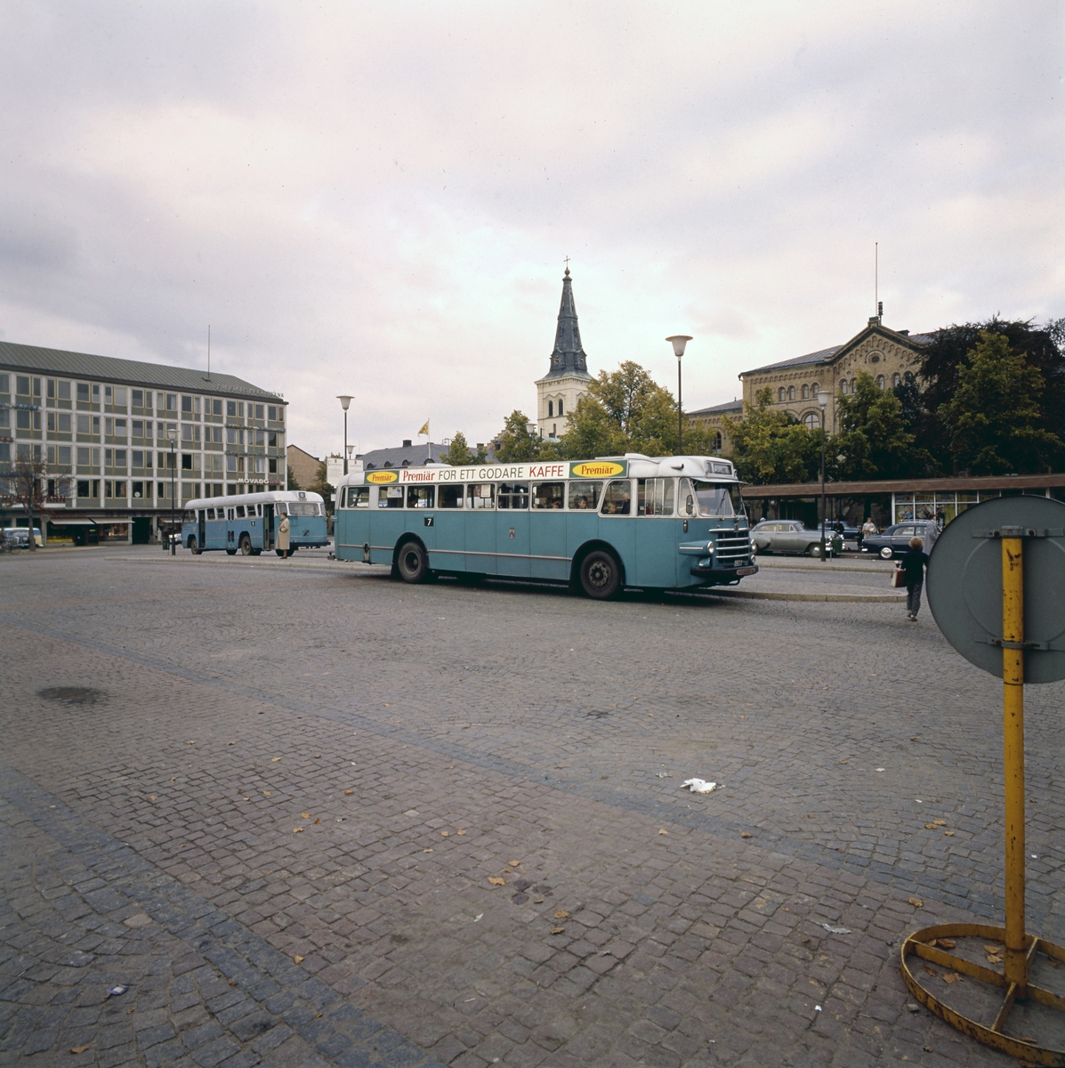 Bussar på torget före högertrafikomläggningen 1967.