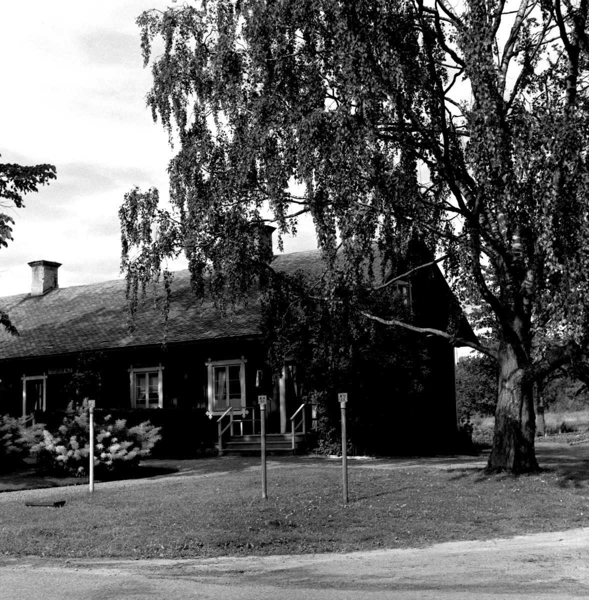 Någonstans i Värmland - från slutet av 1950-talet. Kommentar från en användare: "Fastighetens adress är Kroppavägen 2, eller Forsbron 4 i Storfors. Bakom huset skymtar nedre delen av Mögsjön".