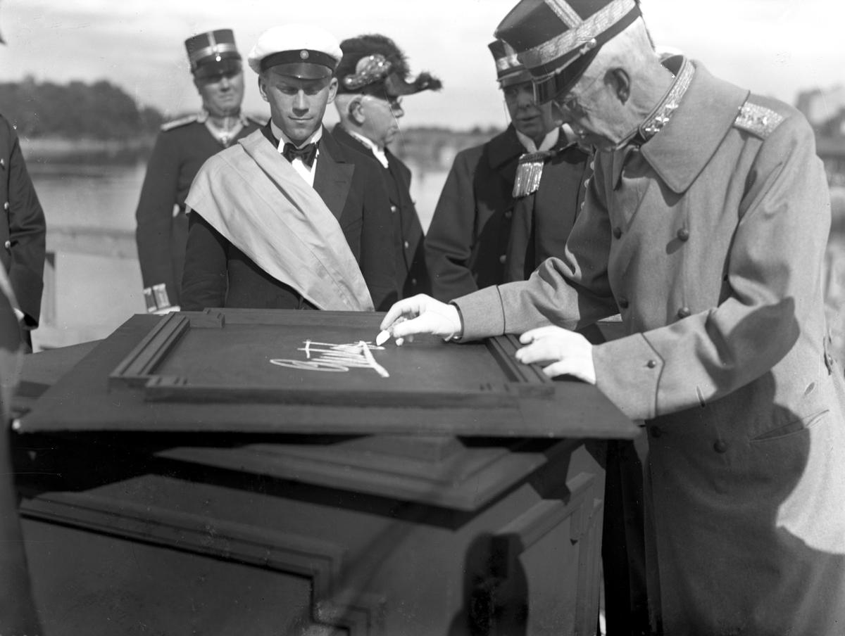 Bildsvit från Karlstads 350-års jubileum den 29 maj 1934. Gustav V inviger Tingvallabron på jubileumsdagen.
