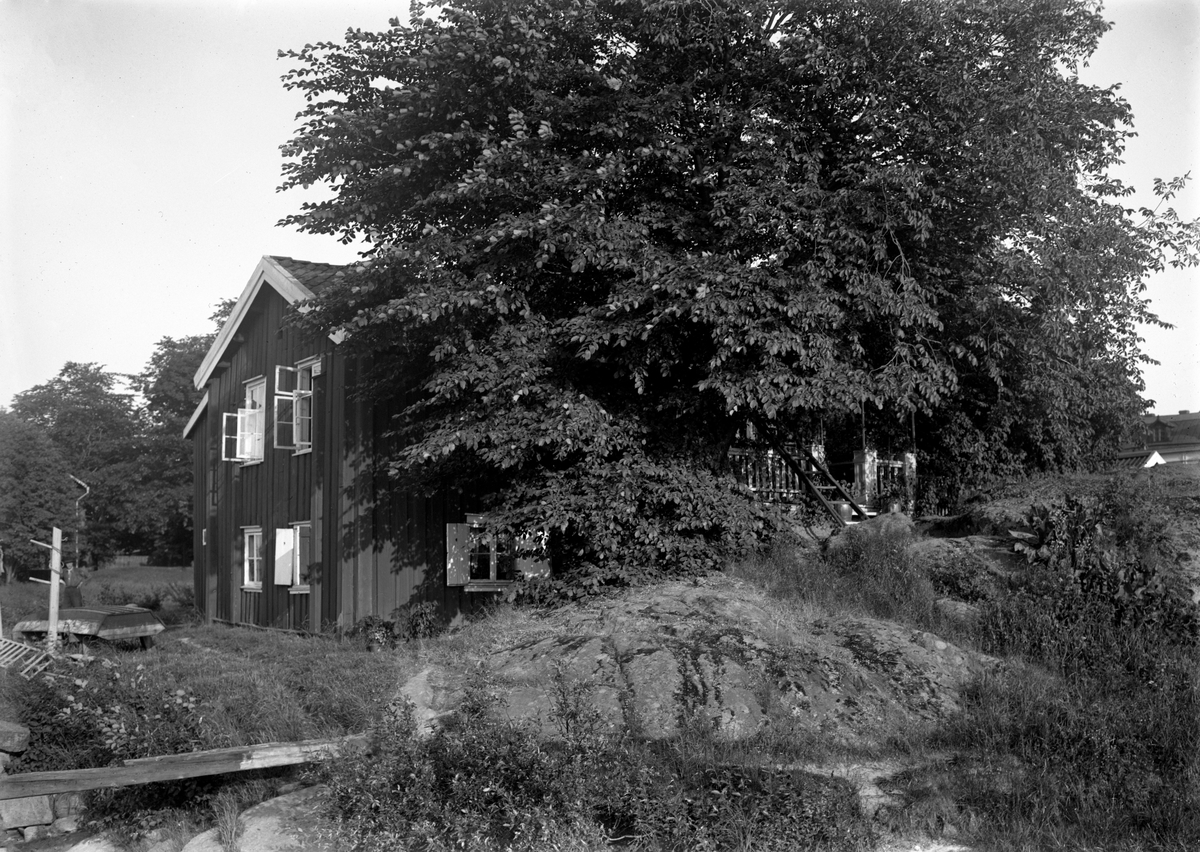 Västra Hyttan i juli 1923 vid pråmkanalens anslutning till älven. Huset klarade sig från 1865-års brand men inte en brand ett hundratal år senare då det revs efter omfattande skador.