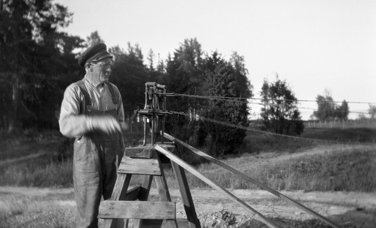 Bild från Hammarö repslageri med "Albin i Änga" tagen runt 1930.