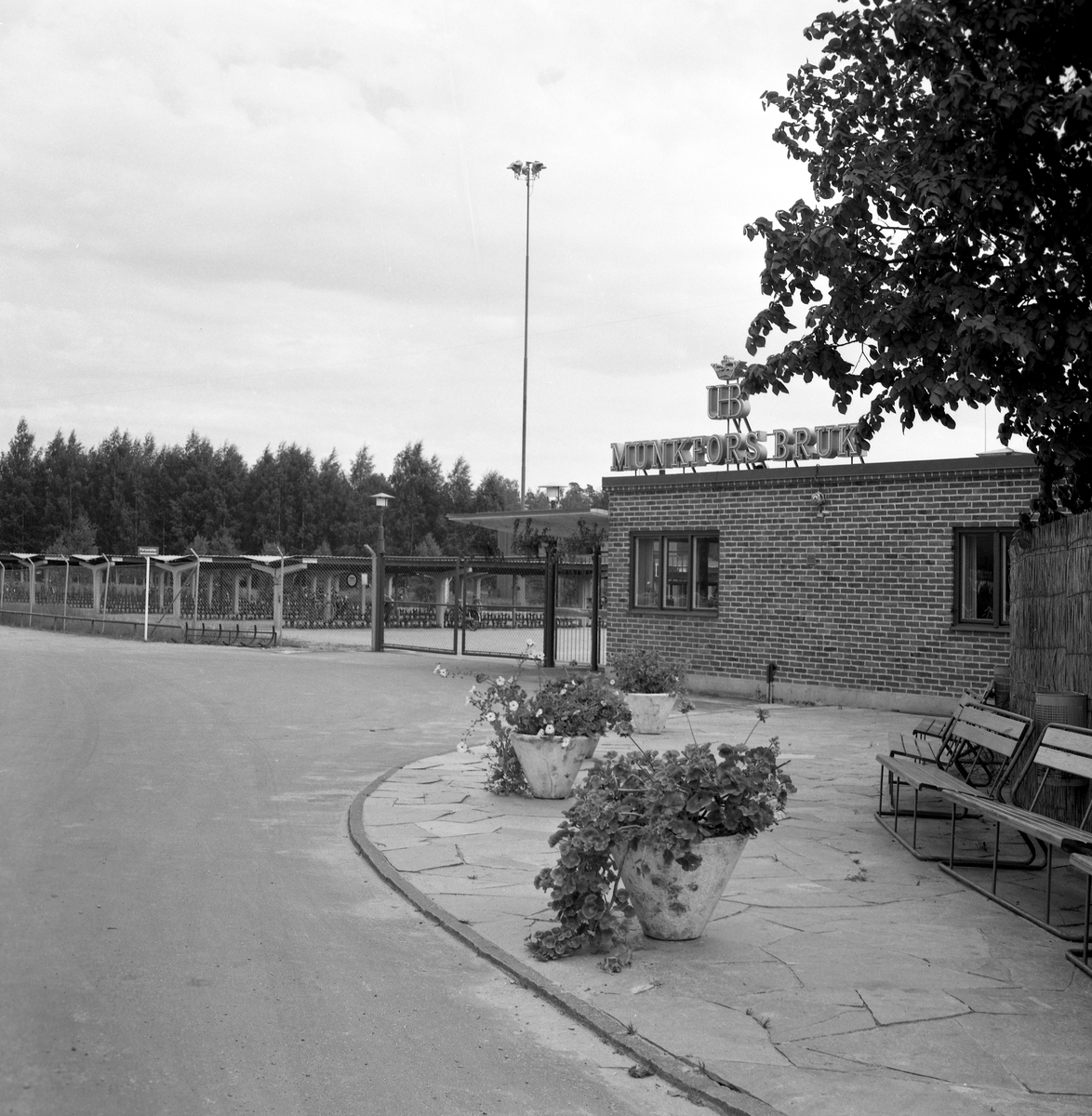 Någonstans i Värmland - från slutet av 1950-talet. Kommentar från användare: "Fabriksporten Munkfors. Nuvarande Böhler Uddeholm".