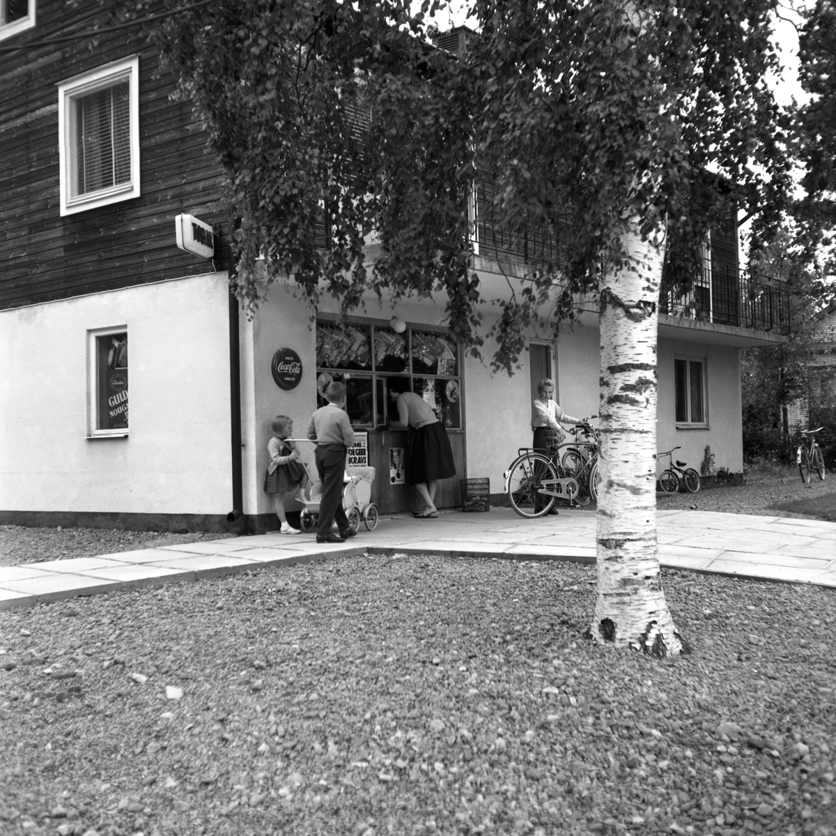 Någonstans i Värmland - från slutet av 1950-talet. Solbergsgatan 1, Grums. Märtas kiosk.