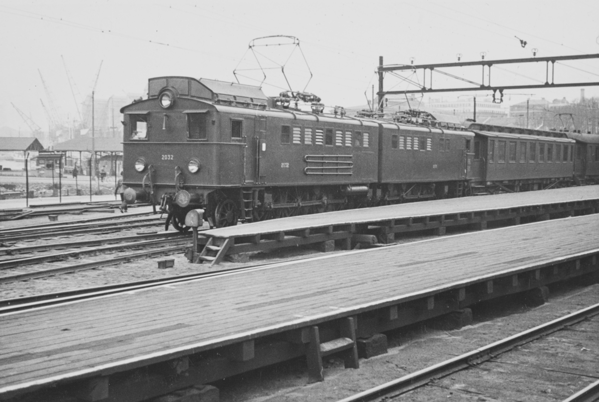 Persontog på Oslo Ø trukket av elektrisk lokomotiv type El. 3. Lokomotivet er bygget for Ofotbanen, men var lånt ut til Oslo distrikt fra 1939 til 1941.