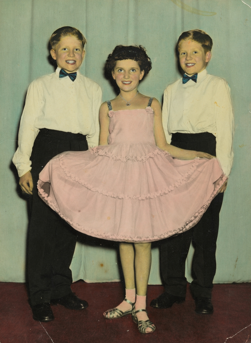 Danseskoleball på Røtvoll danseskole i 1958. Tvillingene Kent og Roger Johansen med Turid Hansen i midten.