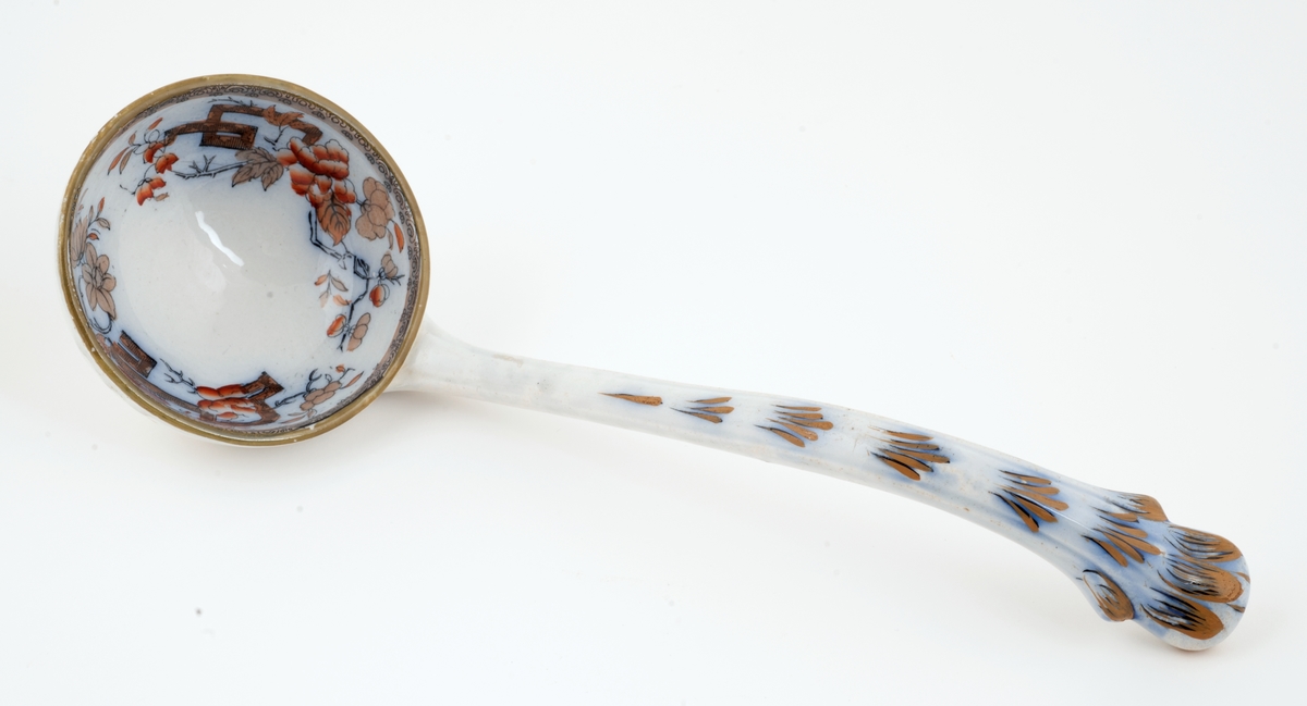 Suppeterrin med lokk, fat og øse.